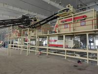 Ligne de production entièrement automatique de panneaux de particules, équipement de fabrication de panneaux de particules, machine à compresser les palettes en bois