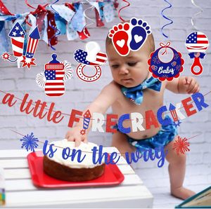 Striscione con Glitter Rosso, Bianco e Blu 'Un Piccolo Petardo è in Arrivo', Spirali Appese 'Piccolo Petardo' per Decorazioni Baby Shower - Product Image 2