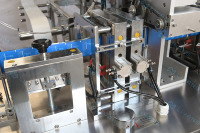 Machine d'emballage automatique haute vitesse pour sachets de tampons d'alcool médicaux, pour l'emballage de tampons d'alcool jetables pliables et humidifiés