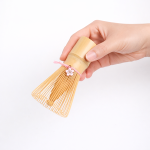 Batidor de Matcha de Bambú Hecho a Mano con Logotipo Personalizado OEM de Fábrica, Chasen <span class=keywords><strong>Japon</strong></span>és de Bambú Oscuro con Cuerda de Color Personalizada y Encanto - Product Image 4