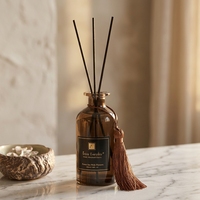 Diffuseur à bâtonnets en fibre avec emballage personnalisé de luxe, plusieurs senteurs, bouteille en verre 200 ml et décorations à pompons
