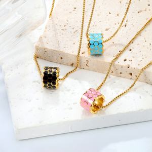Collares de Moda al por Mayor con Diseño de Goteo de Aceite 2024, en Negro, Azul y Rosa, con Patrón de Tablero de Ajedrez y Panal, de Acero Inoxidable y Chapado en Oro de 18K - Product Image 1