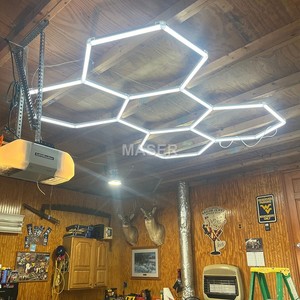 Plafonniers hexagonaux à <span class=keywords><strong>vendre</strong></span> Plafonnier LED Lumens élevés Plafonnier de travail en nid d'abeille pour magasins automobiles garages Système à 5 grilles - Product Image 1