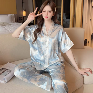 Pigiama Estivo di Lusso per Donne, Elegante Completo in Raso a Maniche Corte con Pantaloni in Seta Ghiaccio e Chiusura Elastica in Vita - Product Image 1