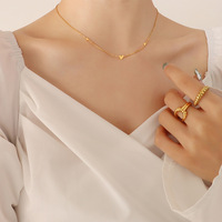 Collier ras du cou minimaliste petit cœur en acier inoxydable plaqué or 18 carats, anti-ternissement, design de niche, collier superposé double cœur