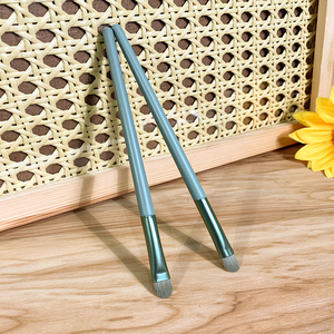 Productos cosméticos de moda Maquillaje de belleza Buena calidad Mango de madera verde Cepillo resaltador pequeño portátil - Product Image 1