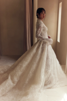 Robe de mariée col montant en V avec dentelle, manches longues, perles et boutons sur le devant, voile, coupe trapèze, grandes tailles, vente en gros