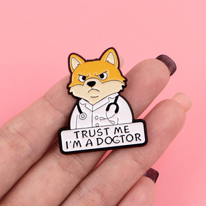Spilla smaltata personalizzata con stetoscopio medico da infermiera, divertente, con scritta 'Trust Me I Am a Doctor', all'ingrosso, disponibile in stock - Product Image 6