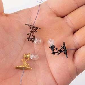 Sculpture de lampadaire en résine colorée réaliste YUNJIE, modèle miniature de paysage de jardin pour la décoration de la maison de vacances et la création de modèles - Product Image 1