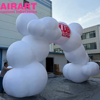 Arche gonflable blanche en forme de nuage. Arche gonflable en forme de nuage avec LED pour fête