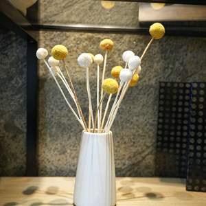 Venta al por mayor de ramo de flores secas de bolas doradas preservadas de eucalipto y plantas de algodón para decoraciones navideñas de oficina - Product Image 5