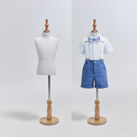 Mannequin enfant en mousse élastique blanc cassé, base ronde en bois vintage pour l'affichage de vêtements pour enfants en boutique