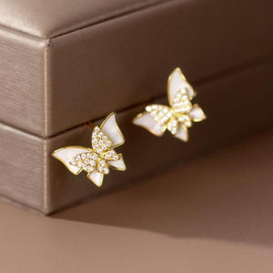 Orecchini a farfalla dorati con strass di cristallo, montatura a griffe in oro 18 carati, per donna, graziosi, da indossare tutti i giorni - Product Image 4