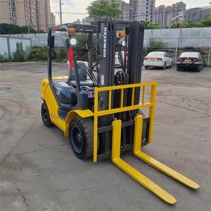 Montacargas Diésel Komatsu FD30T Usado de 3 Toneladas con Mástil de Dos Etapas, Operación Asentada, Desplazador Lateral Hidráulico y Neumáticos Sólidos - Product Image 4