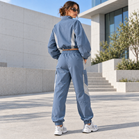 Ensemble de survêtement deux pièces personnalisé pour femme, veste courte à col montant et demi-zip color block, pantalon cargo assorti, tenue décontractée