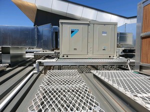 Escalier extérieur galvanisé <span class=keywords><strong>Caillebotis</strong></span> <span class=keywords><strong>Caillebotis</strong></span> <span class=keywords><strong>Caillebotis</strong></span> creux en acier Gi expansé Produit métallique Matériaux de construction Couverture de grille de tranchée d'inondation - Product Image 4