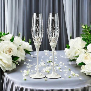 Copas de Champán Personalizadas Pintadas a Mano con Perlas, Cristales y Diamantes, Regalo de Boda o Aniversario para el Sr. y la Sra. - Product Image 3