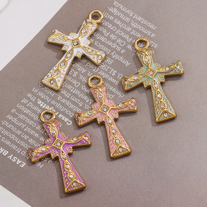 แกลเลอรีเครื่องประดับรูปกางเขน |   จี้รูปกางเขนเคลือบทอง 18K PVD บนสแตนเลสสตีล ประดับเพชรซิร์คอนและเคลือบเงา สำหรับทำเครื่องประดับ - Product Image 5