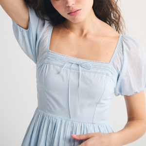 เดรสผู้หญิงสไตล์ฝรั่งเศสวินเทจ คอเหลี่ยม แขนพอง ความยาวปานกลาง เอวสูง แต่งสม็อคด้านหลัง ทรงเอไลน์ ผ้าฝ้ายลำลอง เหมาะสำหรับวันหยุดพักผ่อนและชายหาด - Product Image 4