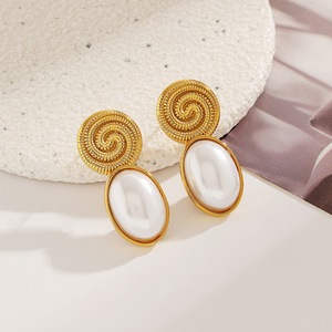 Boucles d'oreilles clous imitation perle, design géométrique, plaqué or 18 carats, acier inoxydable, sertissage clos, style rétro européen - Product Image 3