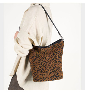 Sac à bandoulière polyvalent en daim, grande capacité, fermeture éclair, nouvelle collection 2026, personnalisable OEM pour grands magasins - Product Image 1