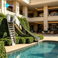 Sculpture de toboggan de piscine moderne 3D en acier inoxydable 316 poli de luxe pour l'élément aquatique de piscine extérieure