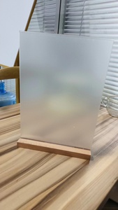 حامل عرض إطار صور من اﻷكريليك على الطاولة قاعدة خشبية مقاس A5/A6 مادة بلاستيكية للإعلان كرتون معبأ - Product Image 6