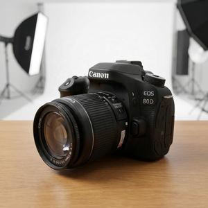 Appareils <span class=keywords><strong>photo</strong></span> <span class=keywords><strong>Canon</strong></span> EOS 80D d'occasion certifiés en gros avec objectif 18-55mm IS, kit 24,2MP, Dual Pixel AF, WiFi, écran tactile – Prix fournisseur d'élite - Product Image 2