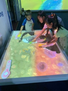 <span class=keywords><strong>Juego</strong></span> de proyección interactiva, <span class=keywords><strong>mesa</strong></span> de arena, parque de atracciones, parque infantil, proyección holográfica AR, <span class=keywords><strong>mesa</strong></span> de pintura de arena mágica - Product Image 2