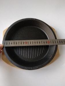 <span class=keywords><strong>Plaque</strong></span> ronde en <span class=keywords><strong>fonte</strong></span> pré-assaisonnée Sizzler avec base en bois - Product Image 3