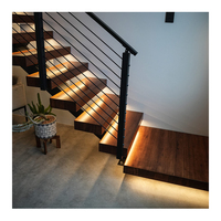 Escalier modulaire moderne sur mesure en acier et bois, à monopoutre, durable, avec marches droites, installation flottante, garde-corps en verre pour villa, hôtel, hall
