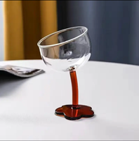 Nouveau design créatif gobelet en verre floral tasse à boire du vin café tasses en verre à rayures verticales avec base noire pour les cadeaux d'amour