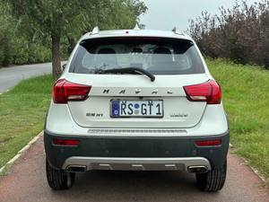 16ème modèle de Haval H1, avec un corps blanc, intérieur rouge et noir, transmission manuelle 1.5L. Équipé de tout le nécessaire - Product Image 4