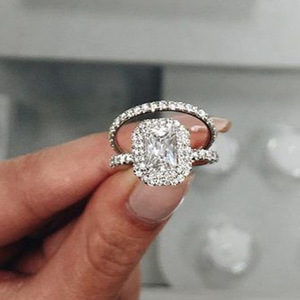 Anello da Donna con Accenti in Pietra, Elegante Gioiello da Dito alla Moda - Product Image 3