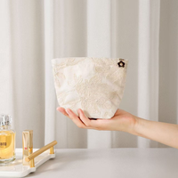 Vente en gros de trousse de maquillage de la flore délicate beige Ins Style 3PCS Sac de rangement pour soins de la peau de grande capacité Trousse de toilette portable Trousse cosmétique mignonne