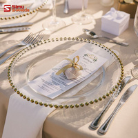 Vente flash Décoration de mariage Assiette de présentation ronde en plastique transparente de 13 pouces avec bord doré et perles dorées, argentées ou noires