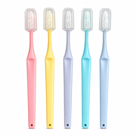 Brosse à dents manuelle professionnelle à poils moyens avec des poils en nylon denses pour les soins dentaires à domicile et l'hygiène buccale