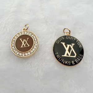 Pendentifs de bijoux fantaisie en métal style femme, vente en gros, or et argent, avec logo personnalisé et breloques de créateur de mode serties de diamants - Product Image 2