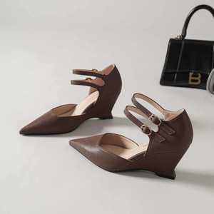 Sandales compensées à bout pointu avec doublure en PU et fermeture à boucle, confortables pour femme 7000A - Product Image 2