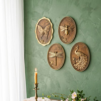Décoration Murale Ovale Française en Relief Animalier, Libellule et Paon en Résine Dorée Vintage, Ornement Mural Décoratif pour Fond de Mur