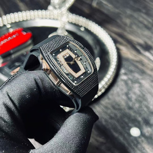 Montre mécanique automatique squelettée noire luxueuse, élégante et charmante, entièrement sertie de moissanite, résistante à l'eau 50 bars - Product Image 1