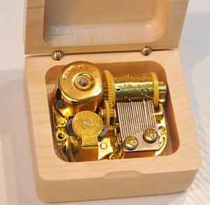 Phong Cách Mới Biểu Tượng Tùy Chỉnh Sản Xuất Giá Âm Nhạc Cổ Điển Hộp Quà Tặng Bằng Gỗ Âm Nhạc Hộp Âm Nhạc Hộp - Product Image 3