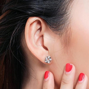 Orecchini a lobo alla moda in argento 925 con strass di cristallo e design a lettera per donna, da indossare tutti i giorni, colore oro bianco - Product Image 5