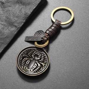 Porte-clés de voiture en métal rétro en alliage avec pendentif emblème araignée en cuir tressé, style simple et distinctif - Product Image 3