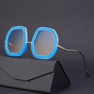 Lunettes de soleil tendance 2025 Miss Sunglasses, design surdimensionné, strass colorés, monture carrée en métal, protection UV400, mode pour femmes - Product Image 3