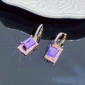 ต่างหูทรงหยดน้ำประดับเพชรคลาสสิกชุบทองบนโลหะผสมสังกะสีแบบกลวง คอลเลคชั่นแฟชั่นย้อนยุค ประกายระยิบระยับสวยงามสำหรับผู้หญิง - Product Image 3