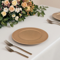 Plaque de chargeur en plastique PP ronde en or de luxe avec bordure à motifs de corde, utilisée pour la décoration de fête de mariage