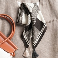 Écharpe en soie carrée de 70 cm à motif pied-de-poule noir et blanc personnalisé avec bordure à franges