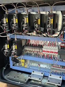 Machine de combinaison de profilés en aluminium à neuf axes, machine de sertissage d'angles en aluminium/machine de fabrication de fenêtres et de portes - Product Image 6