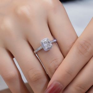 Anillo de Compromiso Estilo Halo con Diamante de Laboratorio de Corte Radiante de 1 Quilate y 18 Quilates de Messi Jewelry para Mujer - Product Image 2